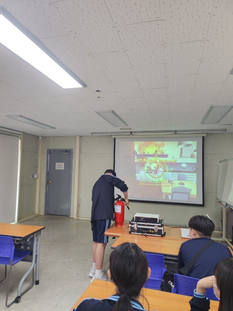 VR 기기를 통한 안전체험교육 (개운중학교)
