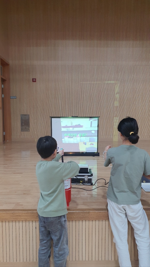 VR 기기를 통한 안전체험교육 (서울어울초등학교)